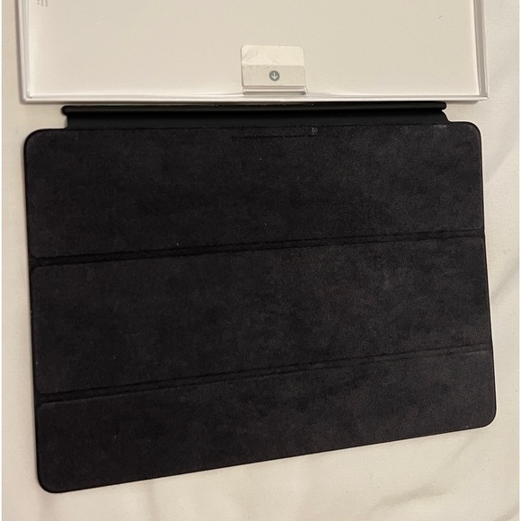 ipad Smart Cover Black. Like new (original) - Picture 2 of 4